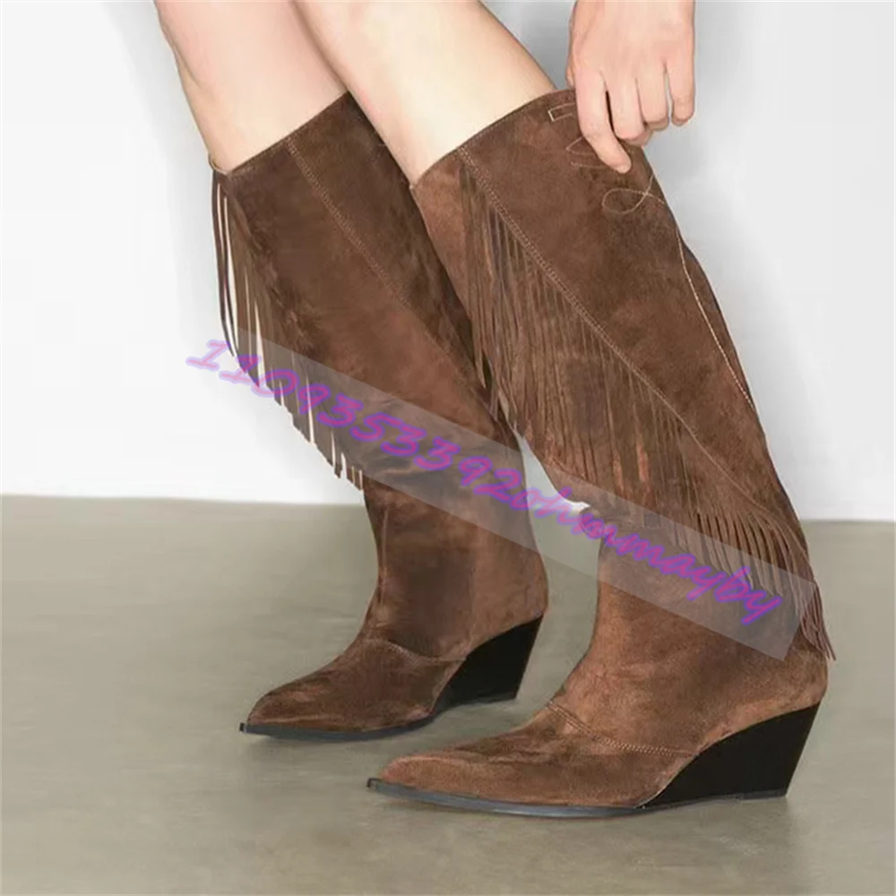 Botas altas de mujer marrones de ante sintético con flecos, estilo cowboy, punta puntiaguda, tacón de cuña, estilo western, fáciles de poner, calzado de moda diario.