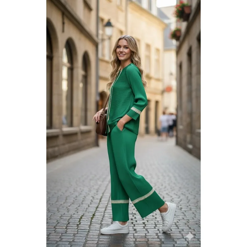 

Комплект Miyake: плиссированные брюки и топ с круглым вырезом и цветовыми блоками, весна-осень 2026. Повседневный комплект с плиссированным топом и свободными прямыми брюками для женщин.