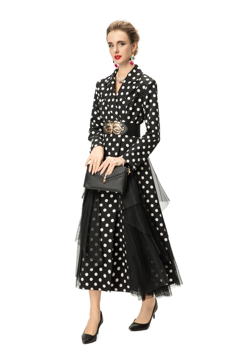 Squisito abito lungo a pois bianco e nero con cintura con fibbia dorata, gonna in tulle a strati e abito da ballo con colletto a bavero