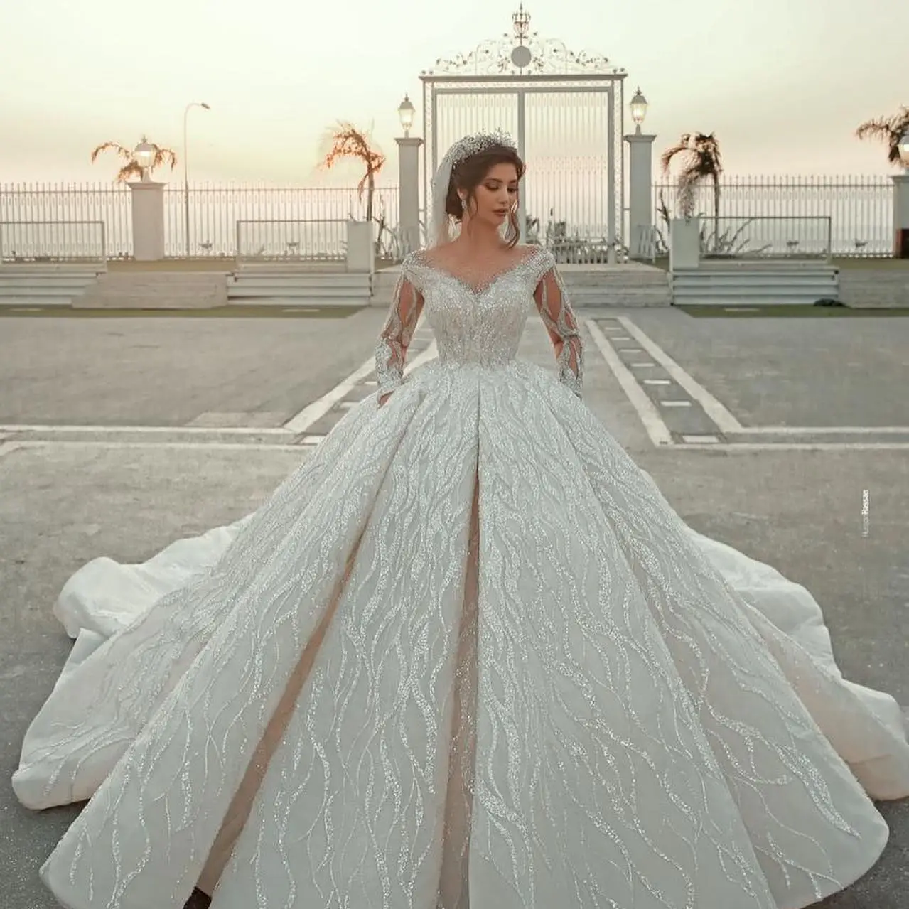 Elegant Ball Gown Wedding Dresses Long Sleeves Beads Appliques Lace Bridal Gowns Customized Backless Sweep Train Robe De Mariee