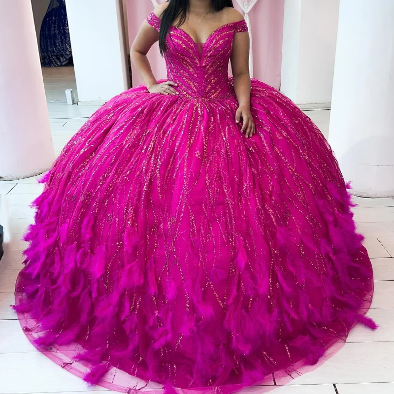 ที่กําหนดเอง Rose สีแดงเงา Quinceanera Ball Gown ปิดไหล่เลื่อมประดับด้วยลูกปัด Feather Tull หวาน 16 ชุด Vestidos 15 De