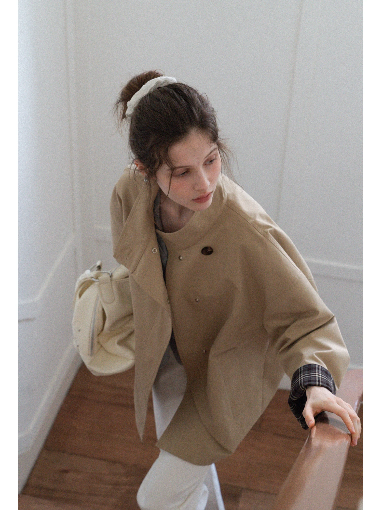 

Classic British Style Kaki Color Collarless Windbreaker Loose Long Sleeve Top Eggka Women's Casual Fashion Cotton Polyester B...