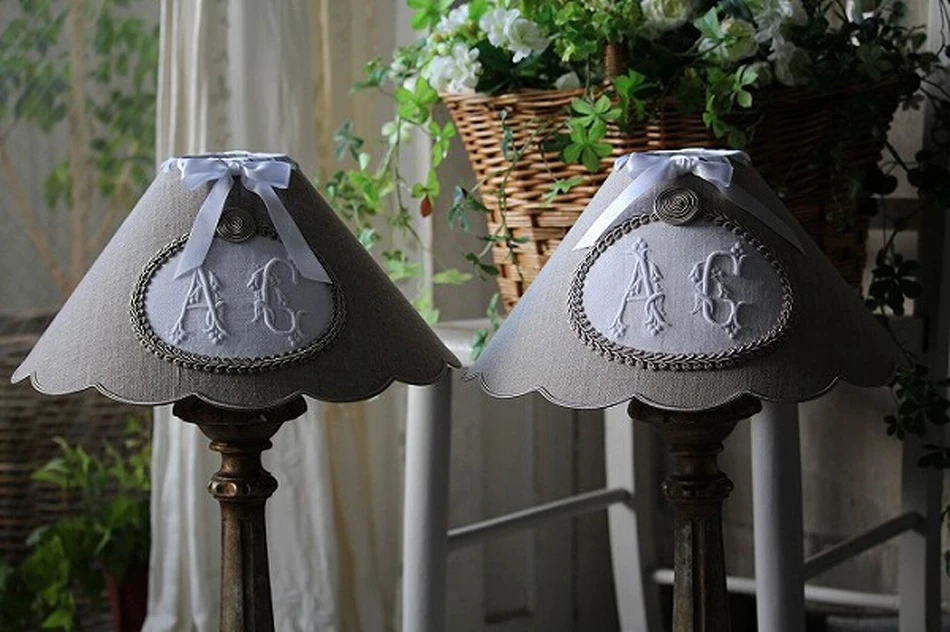 Candeeiro de mesa em bronze com design de tocha