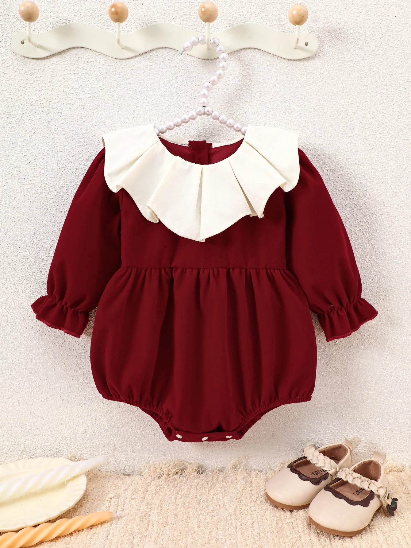 Baby Burgunderroter Langarm-Strampler mit großem Revers, Frühlings- und Herbst-Festtagsoutfit für einjährige Mädchen, Vintage-Hofstil-Neugeborenen-Jumpsuit