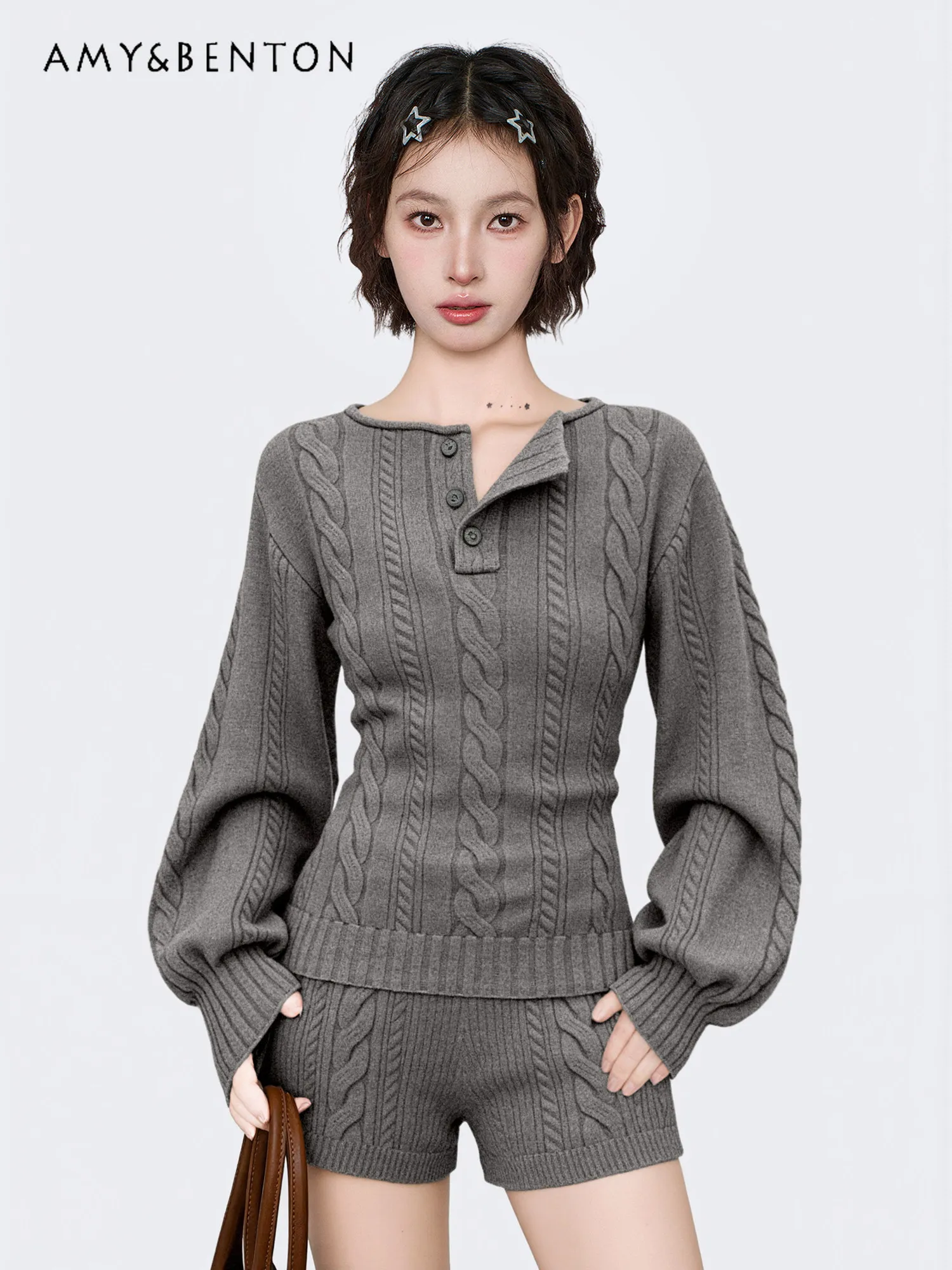 

Весенне-осенний повседневный женский комплект: серый вязаный свитер с рукавами «летучая мышь» и облегающие короткие вязаные шорты.