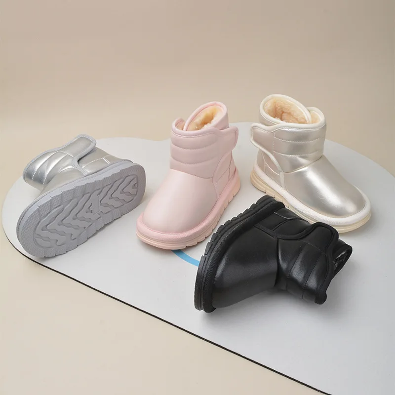 موضة أحذية الفتيات 2025 شتاء جديد أحذية أطفال برقبة مريحة لينة أسفل الفتيان حذاء الثلوج بسيط المضادة للانزلاق الفتيات حذاء من الجلد Zapatos