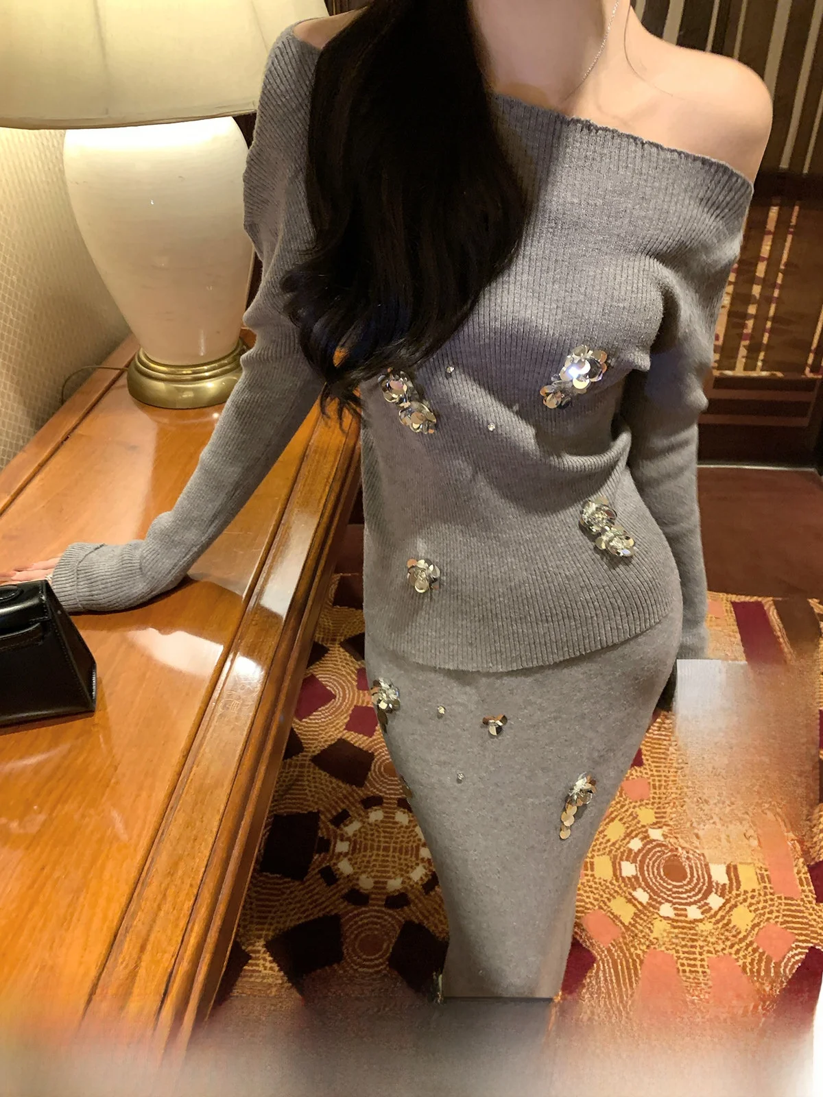 

Вязаный комплект YOLI: женский зимний антивозрастной свитер на одно плечо с юбкой, повседневный комплект из двух предметов