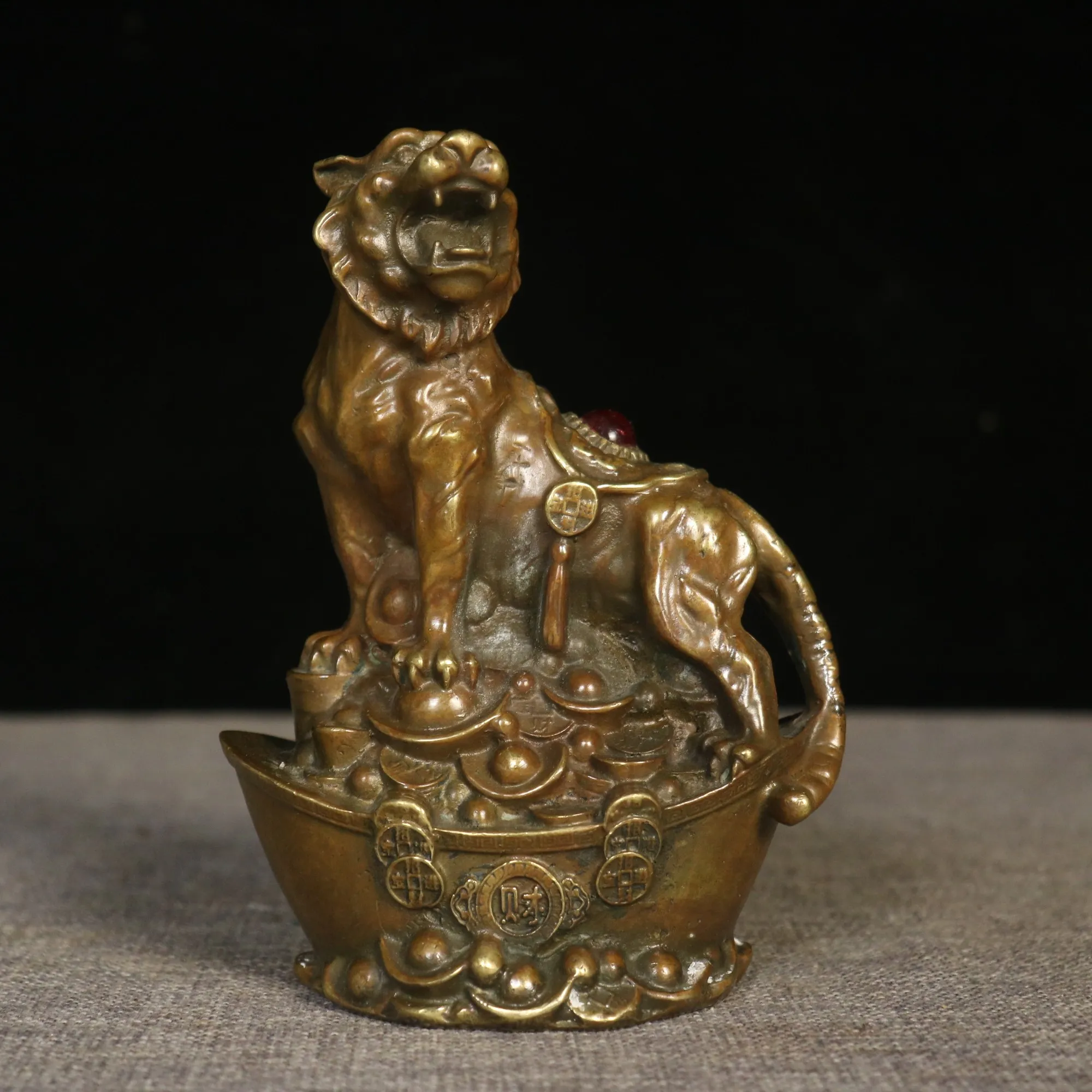 

Pure Copper Zodiac Tiger Figurine Exquisite Craftsmanship Lifelike Design Perfect for Living Room Display and Home Décor Statue