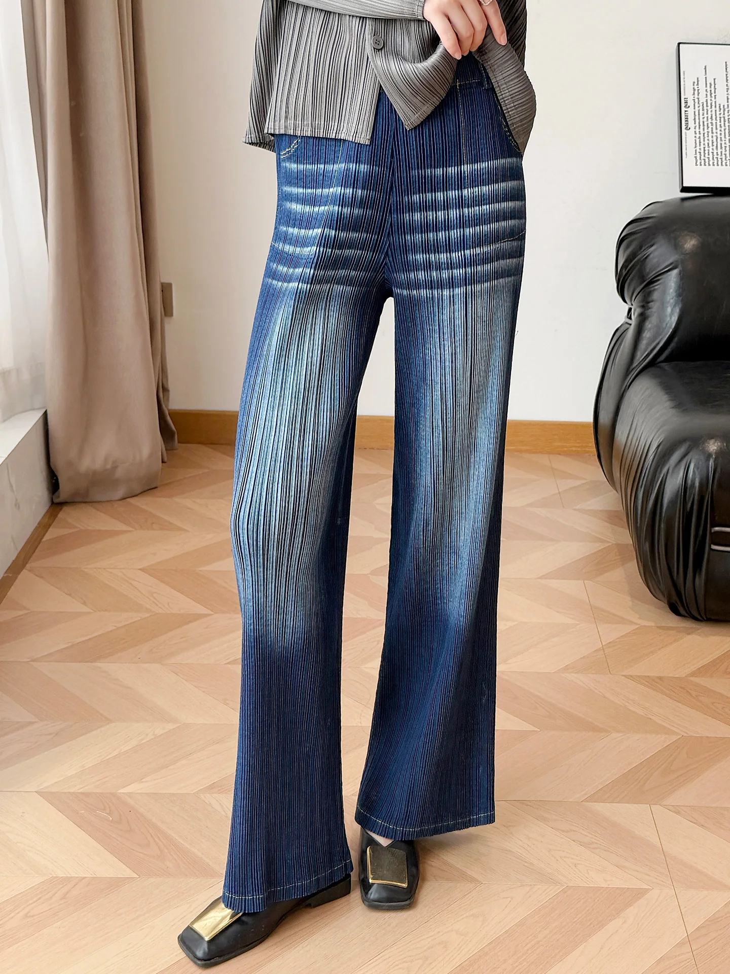 Loose Fit Casual Blue Jeans Women's Pants Autumn New Style Three Houses Wind Wrinkle Design Slimming Effect High End Feeling