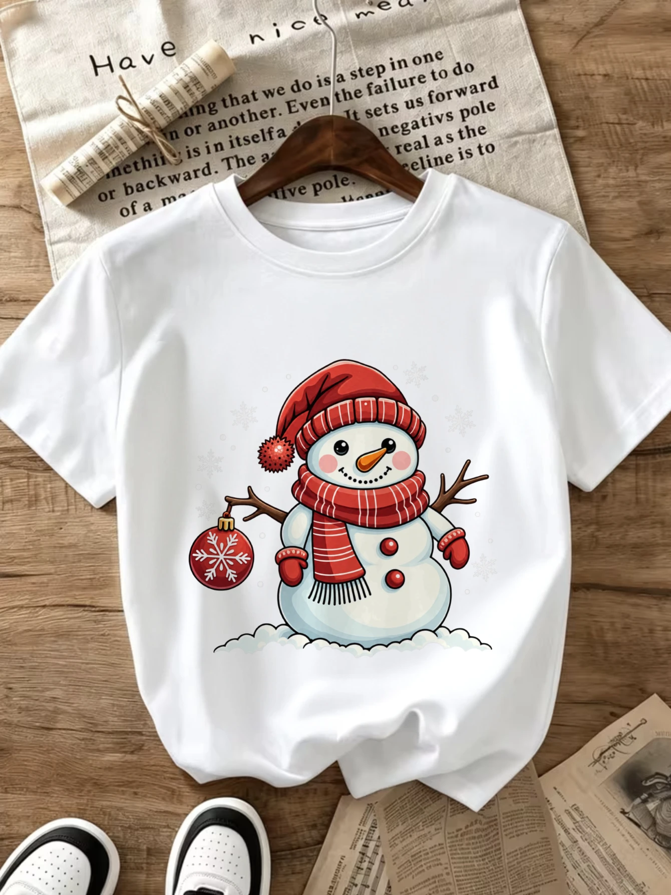 Fashion New Round-Neck All Match Outfits Autumn Daily Basic Cute Snowman with Red Hat and Scarf Holding Christmas Ornament Print
