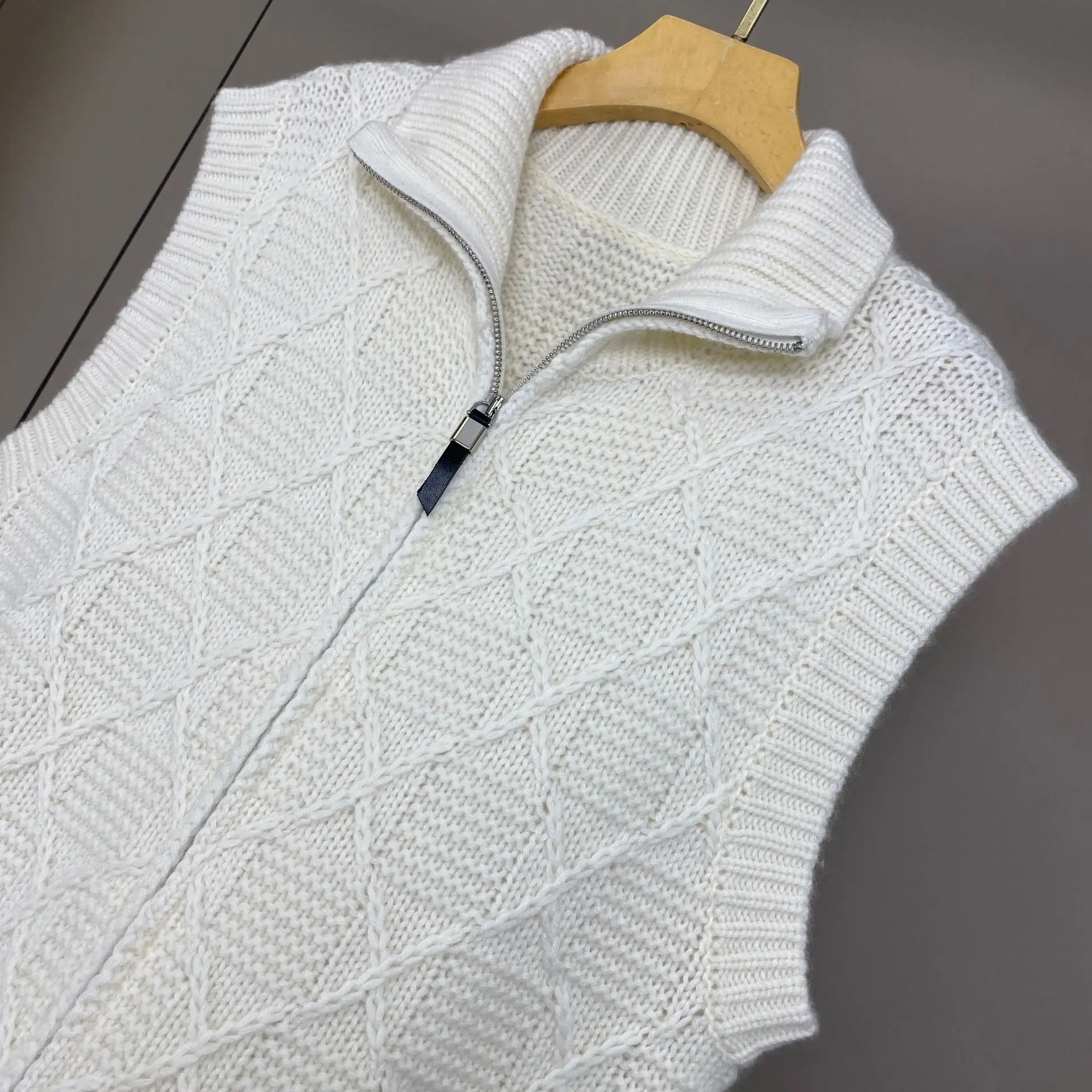 

Женский модный универсальный жилет из кашемира с высоким воротником и бриллиантами, осень-зима 2025 г.