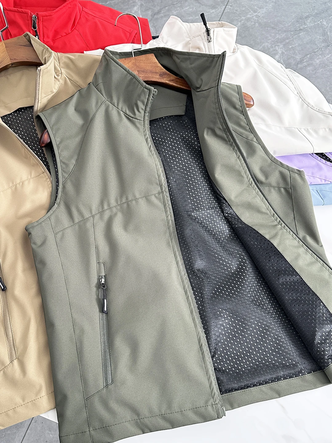 Outdoor Windproof Water-Resistant Stand Collar Vest Unisex Multi-Pocket Casual Style Polyester Fabric Regular Length Zipper C...