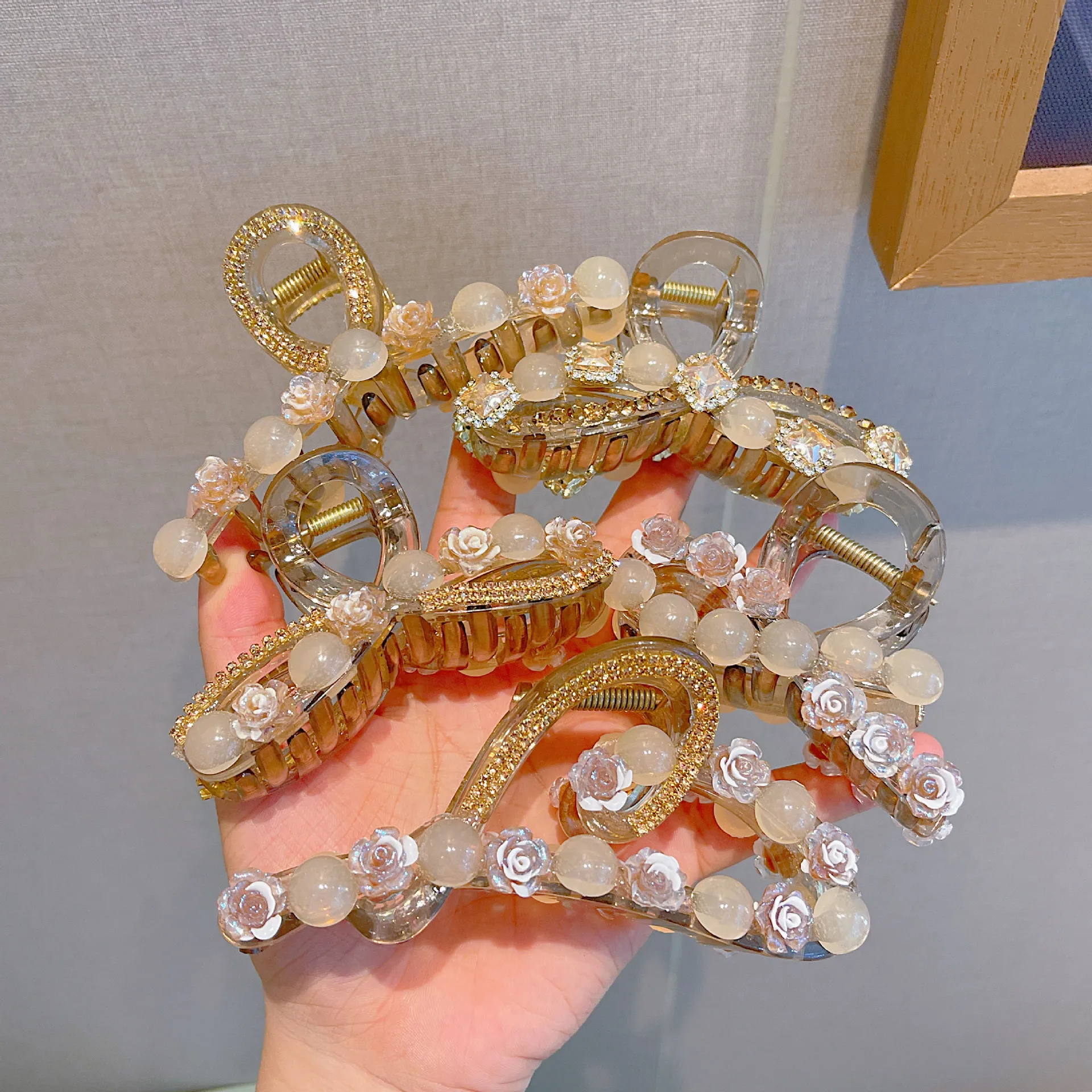 

Elegant small fragrant wind, camellia bead grab clip, large hair volume, high-end disc hair on the back of women's heads