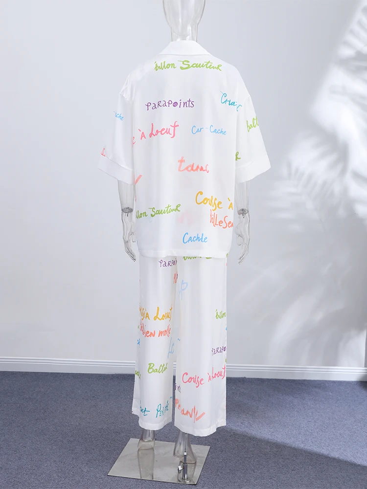 Damen Zweiteiler Set: Farbenfrohe Bluse mit Graffiti-Buchstaben-Print, Hemdkragen und Weite Hose – Urlaubskleidung – Detail 5
