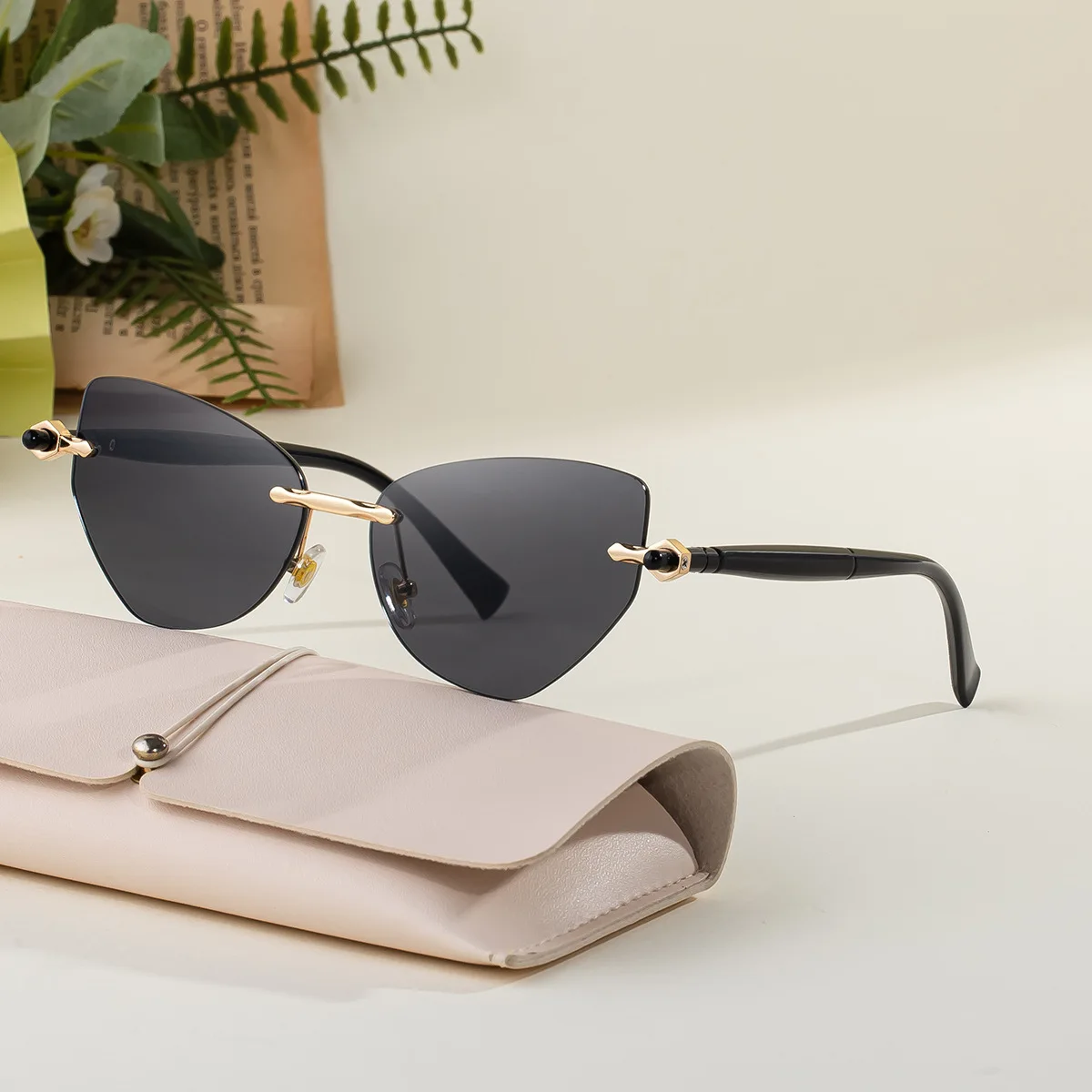 

Frameless Sunglasses for Women, Cross-border Sunglasses From Europe and America, UV Resistant, Fashionable and High-end Glasses