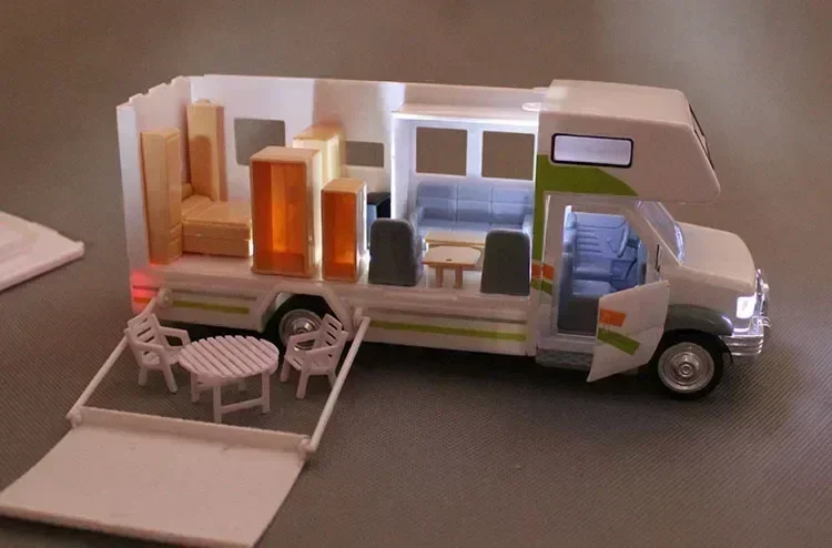 Motorhomes Morto Home Coach Camper Van Model Diecast مع الضوء والصوت التراجع لعبة أثاث السيارة الترفيهية المصنوعة من خليط معدني