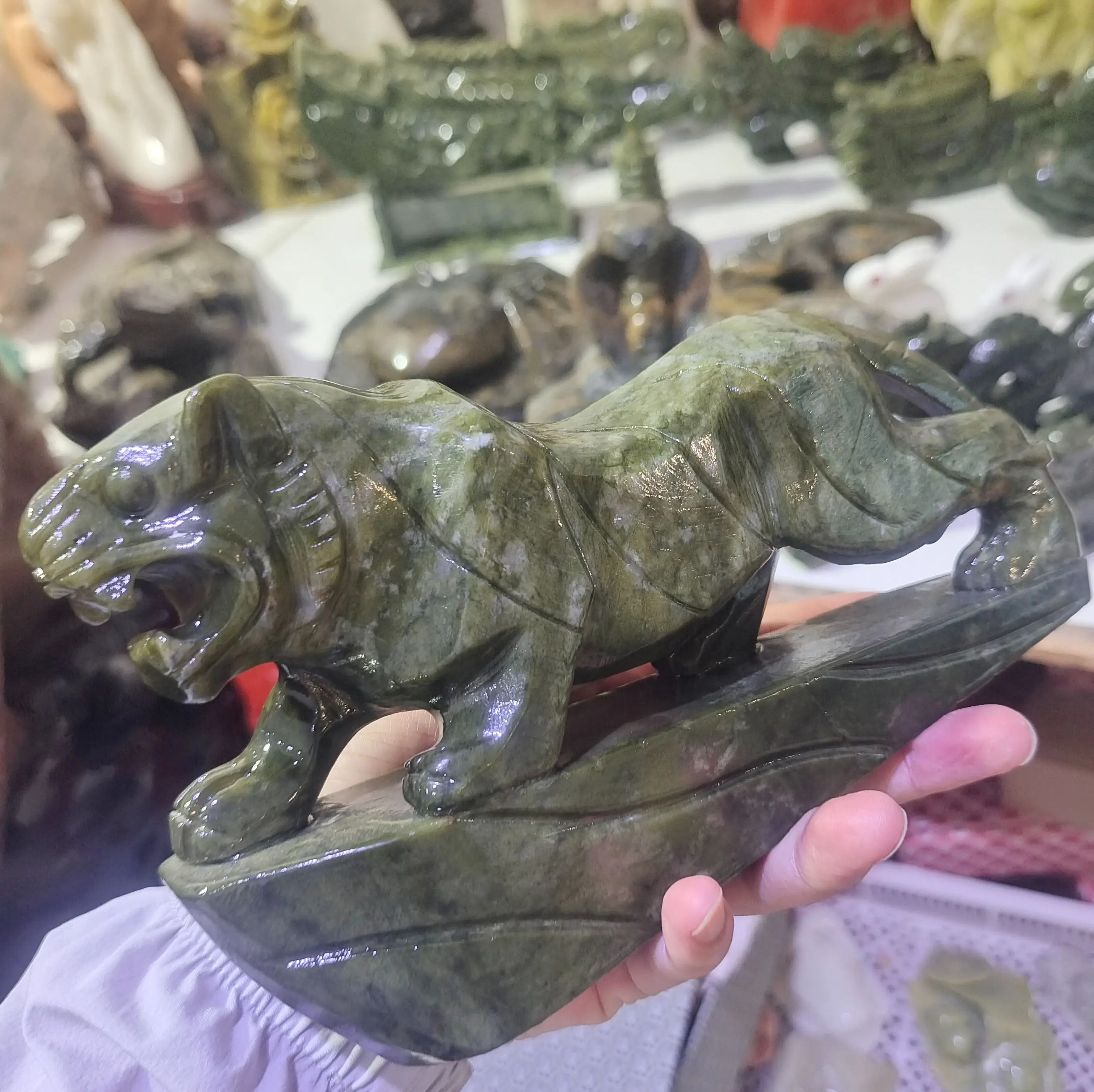 20-21cm 1pcs Natural Handmade Carved Xiuyu Jade tiger Polished Green Jade Crystal Tigres Gifts Natural Quartz Crystals