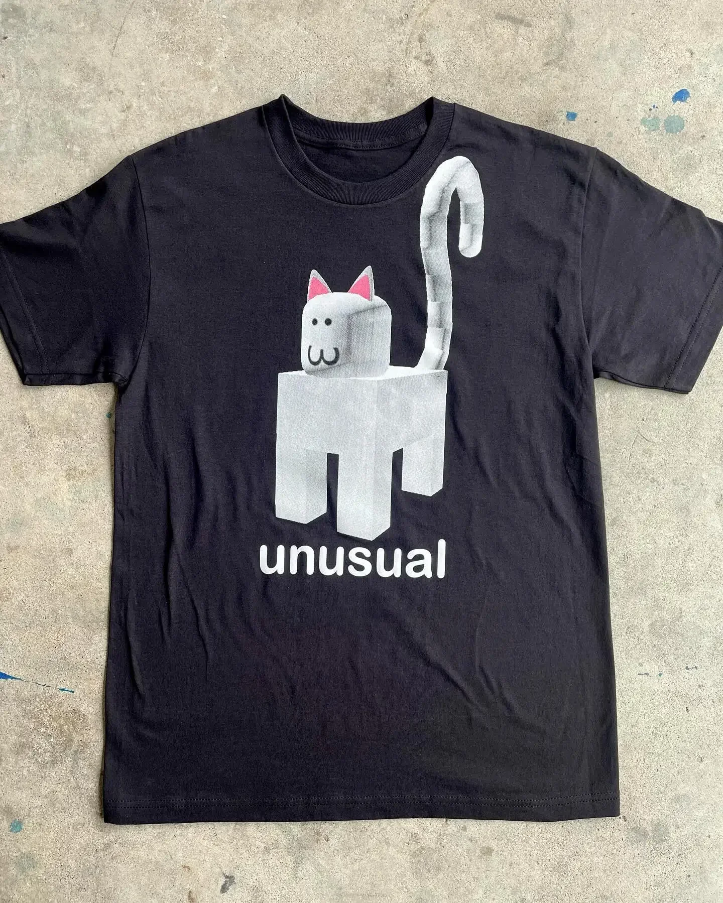 プラスサイズのレディース ブラック半袖 T シャツ、「珍しい」ブロック キャット プリント、ユニークで快適