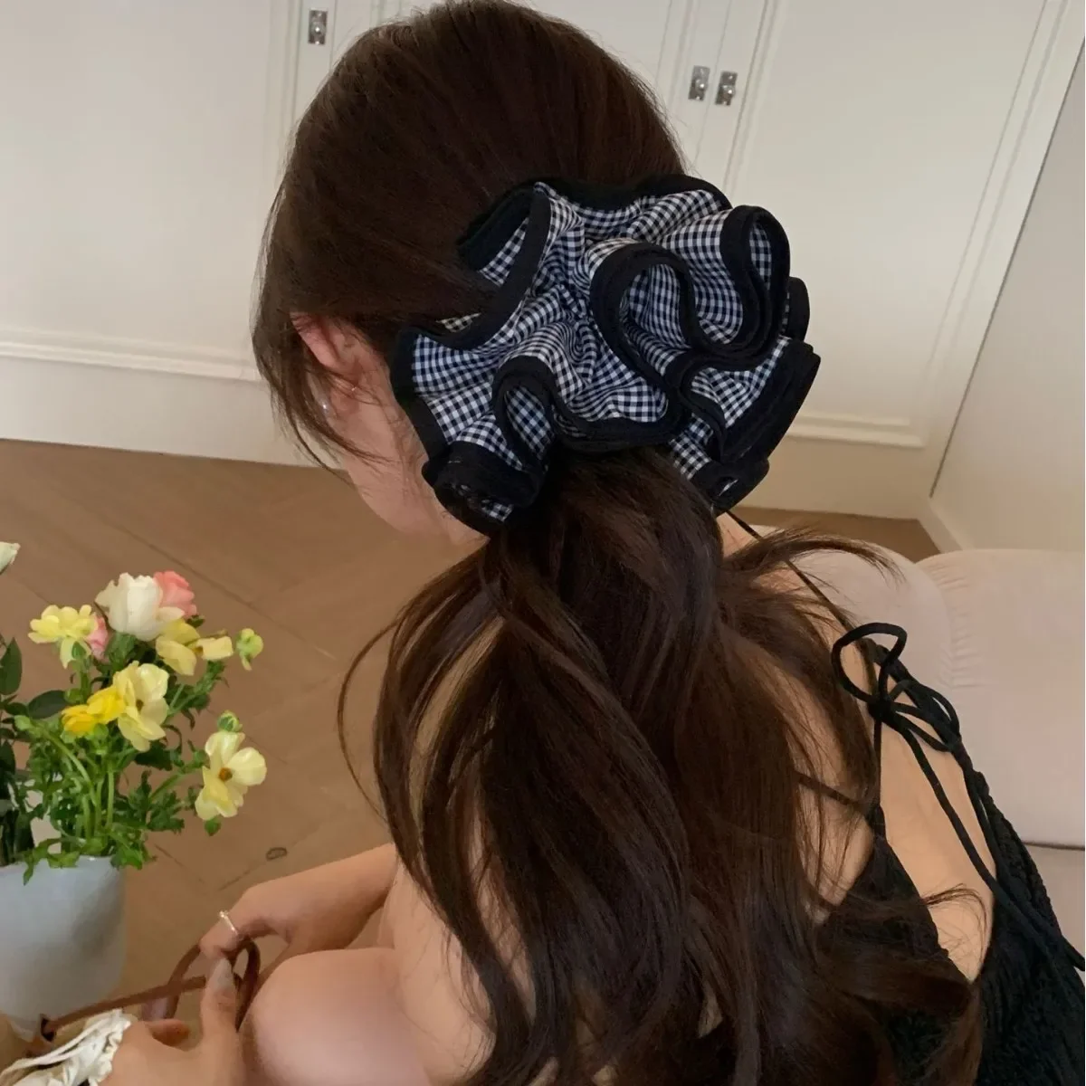 1pc Retro Fashion Black and White Checkered Large Intestine Hair Tie, Ins Sweet Pleated Oversized Flower Bud Hair Band Hair Tie - view 4