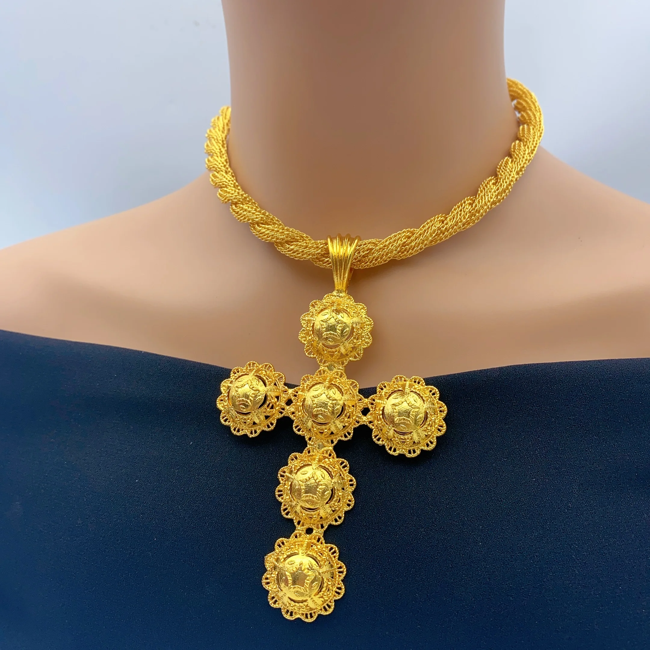 سلسلة ملتوية على شكل صليب إثيو - مراجعة Ethnic Fashion In Dubai وسعره