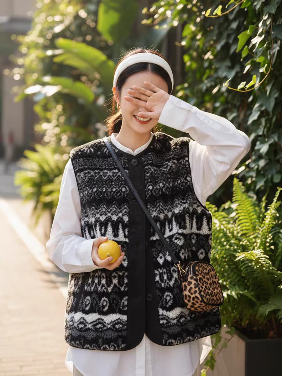 เสื้อกั๊กขนเฟลอร์สำหรับผู้หญิง ฤดูใบไม้ร่วง ฤดูหนาว แบบสวมทับด้านนอก ลายเรขาคณิตสีดำและสีขาว สวมใส่สบายๆ แบบลำลอง ไม่มีแขน