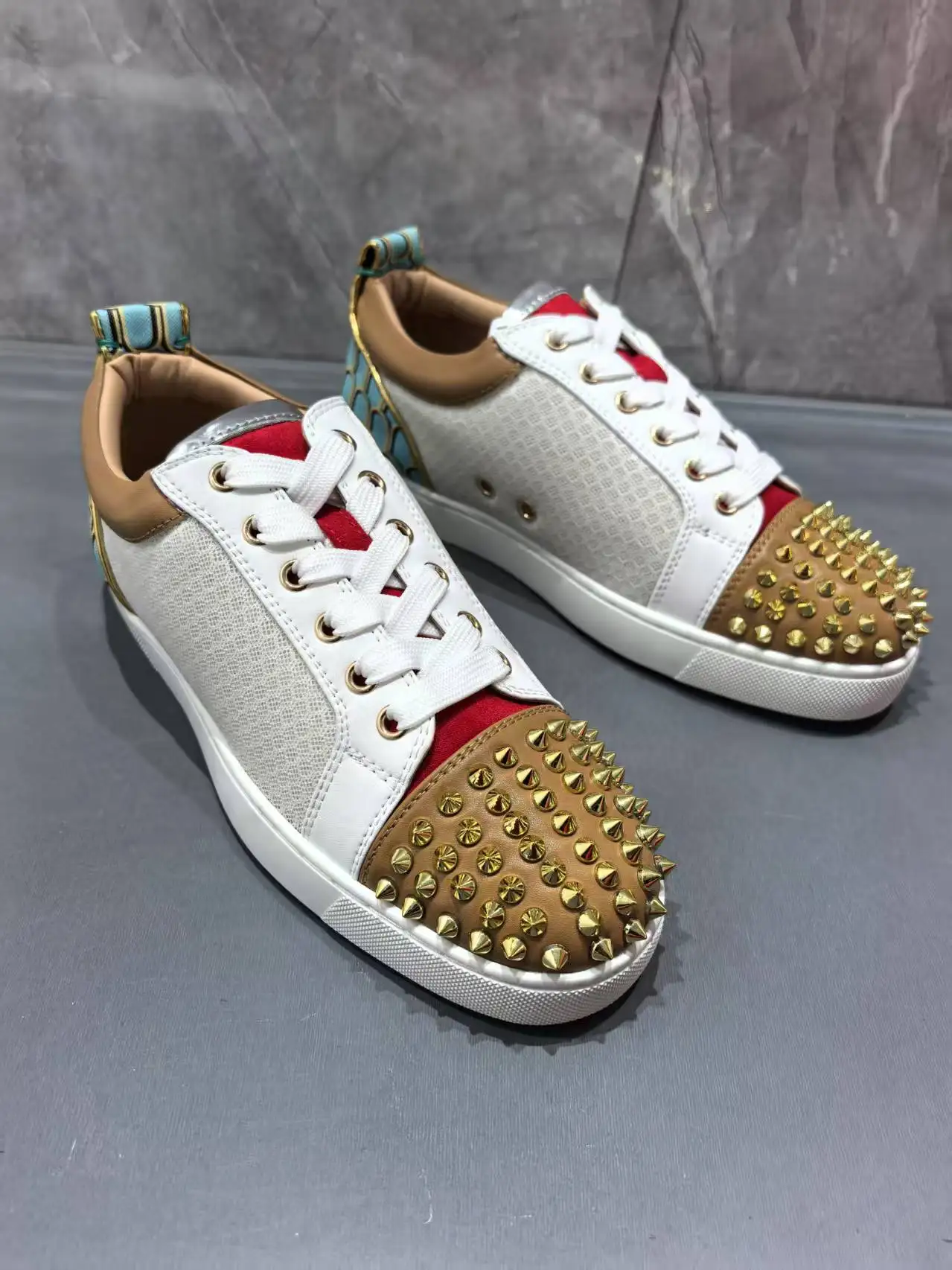 

Мужские лоферы с круглой головкой в стиле пэчворк, весенние кроссовки с заклепками, модные уличные туфли без шнуровки на плоской подошве, мужская обувь на шнуровке