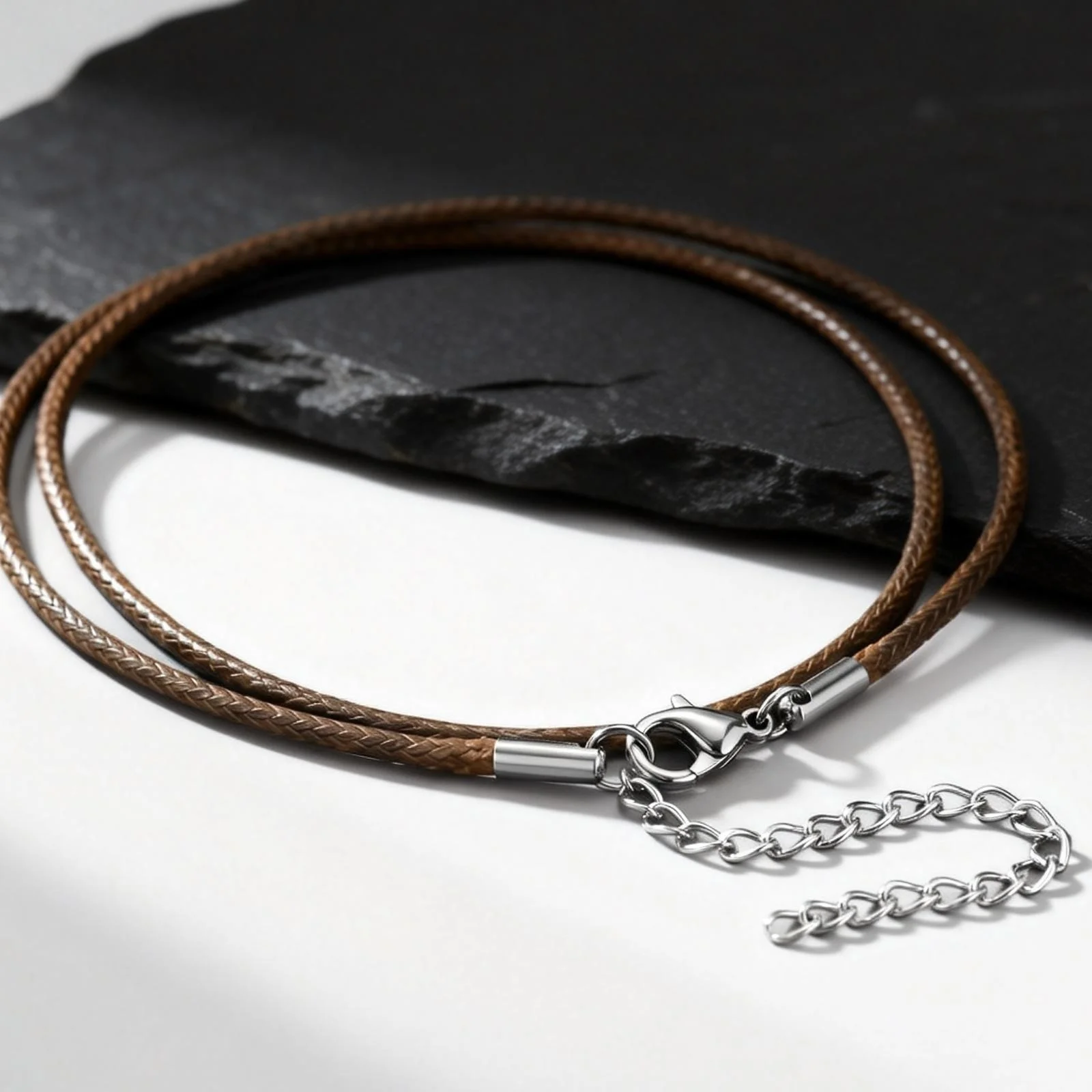 2mm Schwarze Braune Lederkette Halskette für Männer, Wasserdichter Edelstahl Verstellbarer Verschluss Gewachste Kordel Halsbänder Geschenk – Detail 3