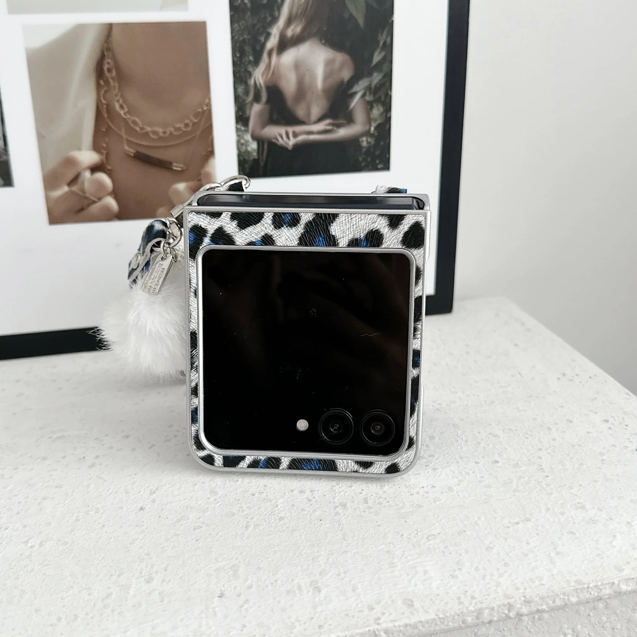 Casing Ponsel Tali Pergelangan Tangan Kulit PU Perbatasan Perak Motif Macan Tutul untuk Motorola Razr 60 Pro 50 Ultra Mooto Razr 60 Penutup Tahan Benturan