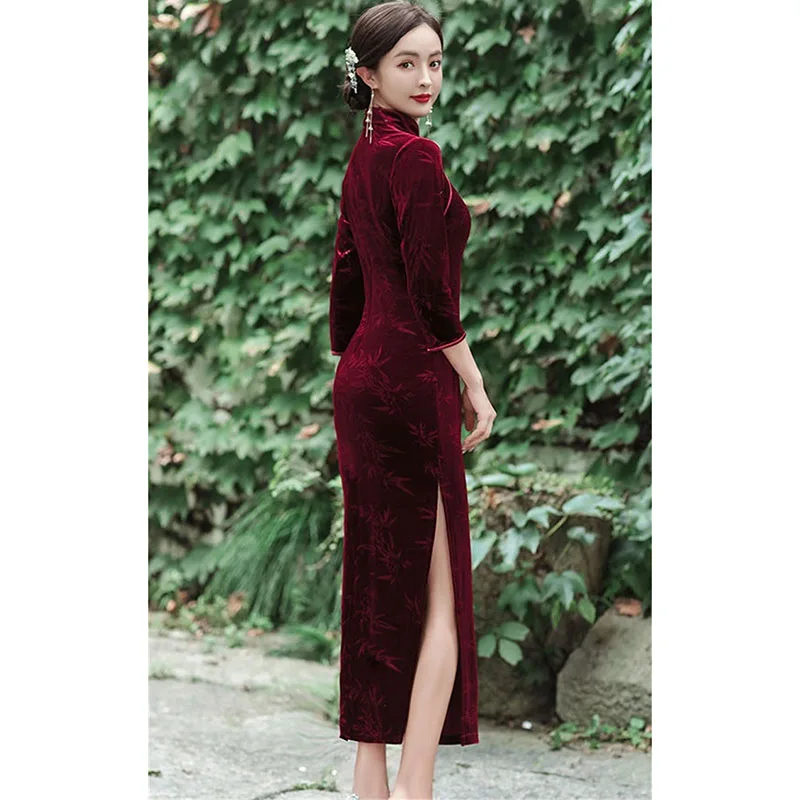 중년 여성 드레스 2025 새로운 여성 골든 벨벳 Cheongsam 패션 우아한 파티 드레스 느슨한 대형 5XL 엄마의 Vestido