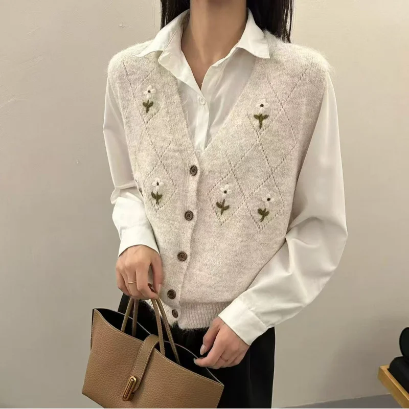 

Sleeveless Embroidered Floral Knitted Vest Women, Autumn New Style Base Shirt, Fashionable Age-Reducing Vest Sweater