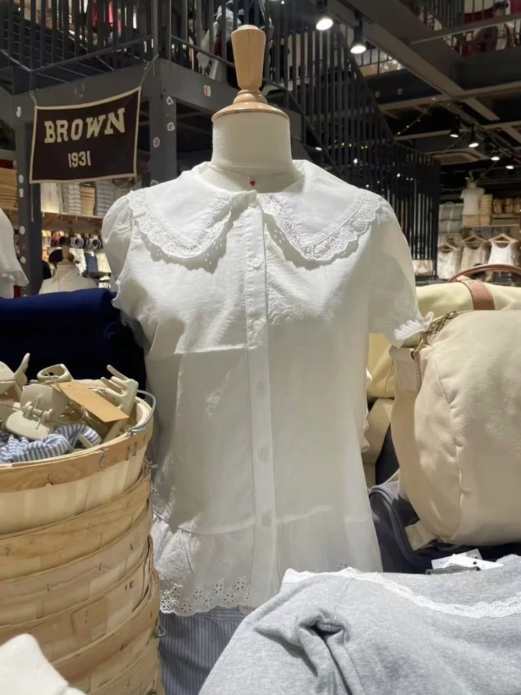 

Floral Embroidery Hem White Blouses Women Lace Trim Peter Pan Single Breasted Blouses Casual Sweet Hollow Out Puff Sleeve Shirts