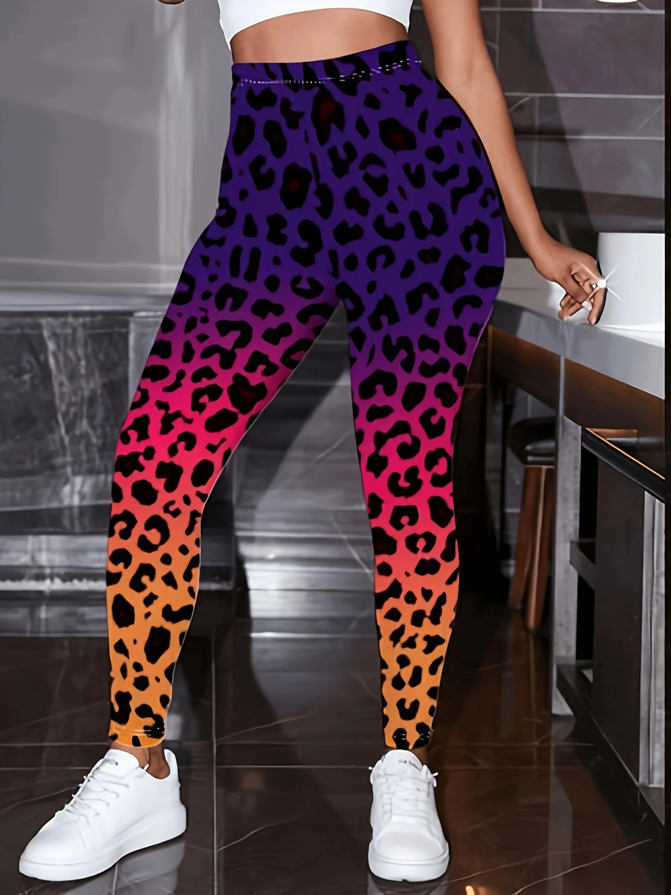 بنطال ضيق نسائي بطبعة جلد الفهد مصنوع من مزيج البوليستر والألياف اللدنة، مع مرونة مناسبة لملابس الخريف والشتاء.