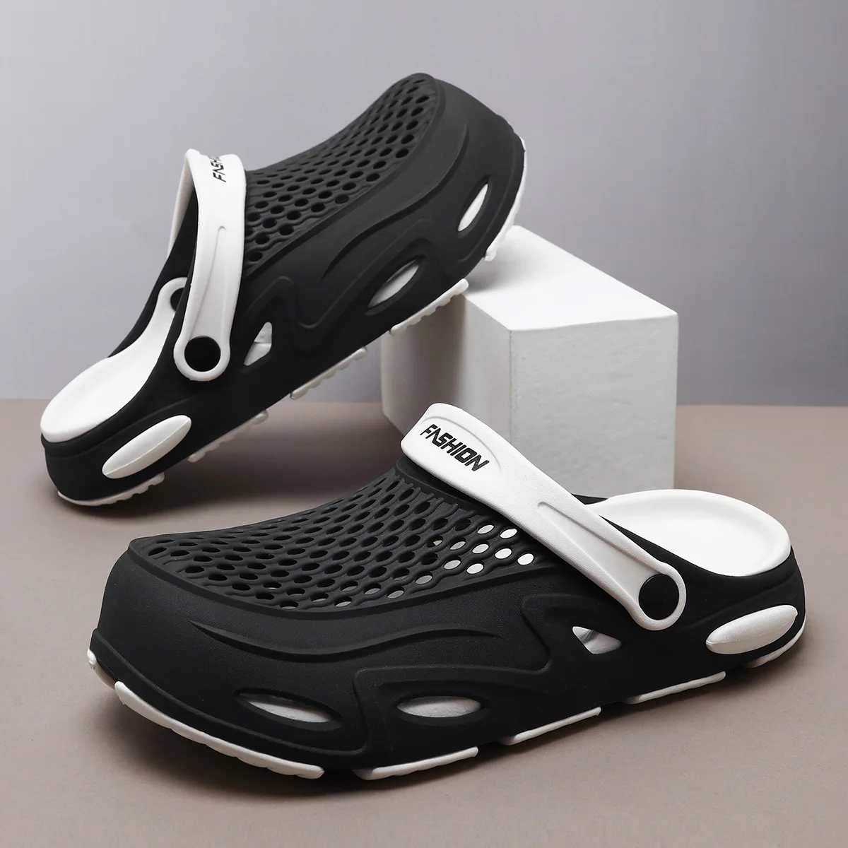 Men Clogs Summer Outdoor Casual Sandals Breathable Hole Shoes Non Slip Beach Slippers Lightweight Durable Garden Fishing Shoes