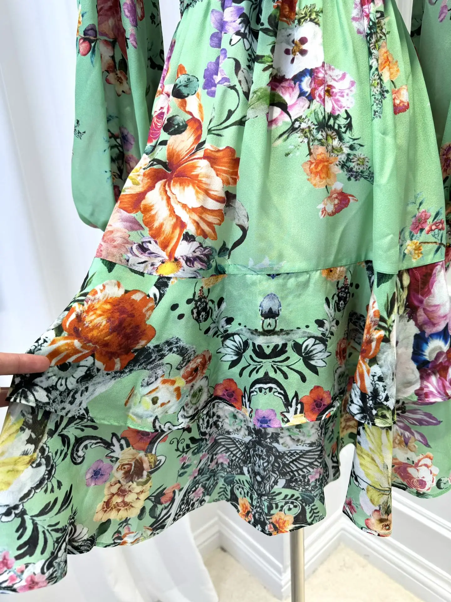 비즈 장식 여성용 100% 실크 미니 드레스 플로럴 프린트 브이넥 긴 소매 탄력 있는 허리 캐주얼 그린 로브