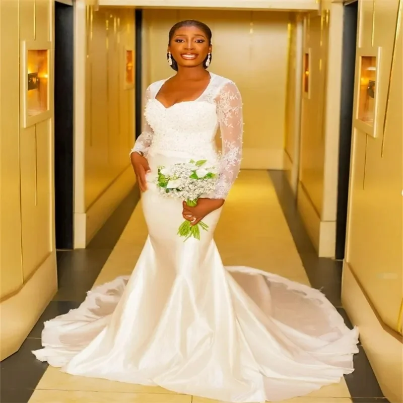 Suknia ślubna z kwadratowym dekoltem, koronką vintage, perłami, trenem typu sweep, długimi rękawami, gorsetowym wiązaniem na plecach, suknia ślubna.