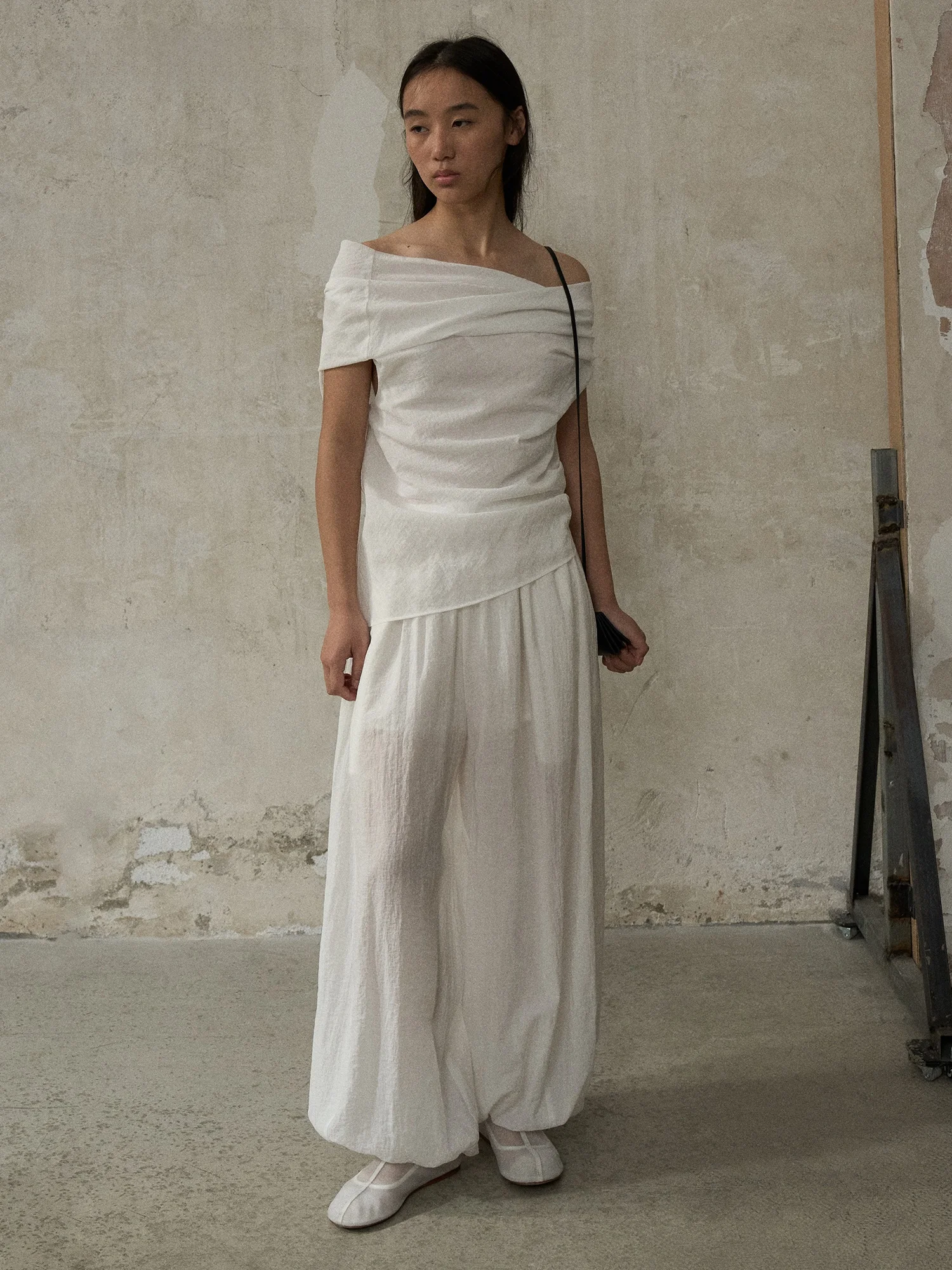 

Широкие брюки: воздушные, струящиеся, дышащие, универсальные, удобные, простые, стильные, подходят для поездок на работу, длинные, прямого кроя