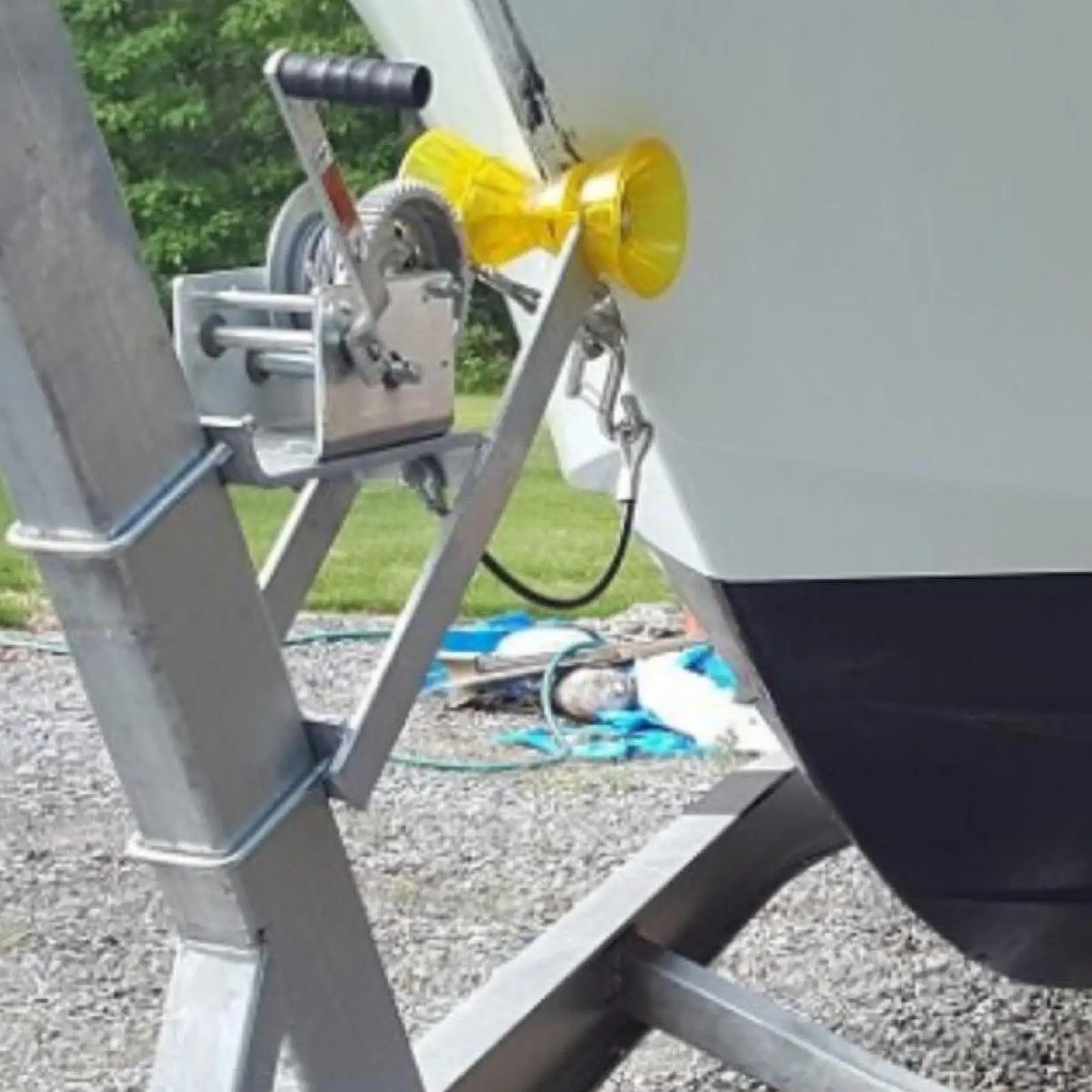 

Универсальный ролик прицепа для лодки для упорного прицепа для лодки заменяет прочные запасные части. Простая установка. Профессиональный носовой ролик из ПВХ.