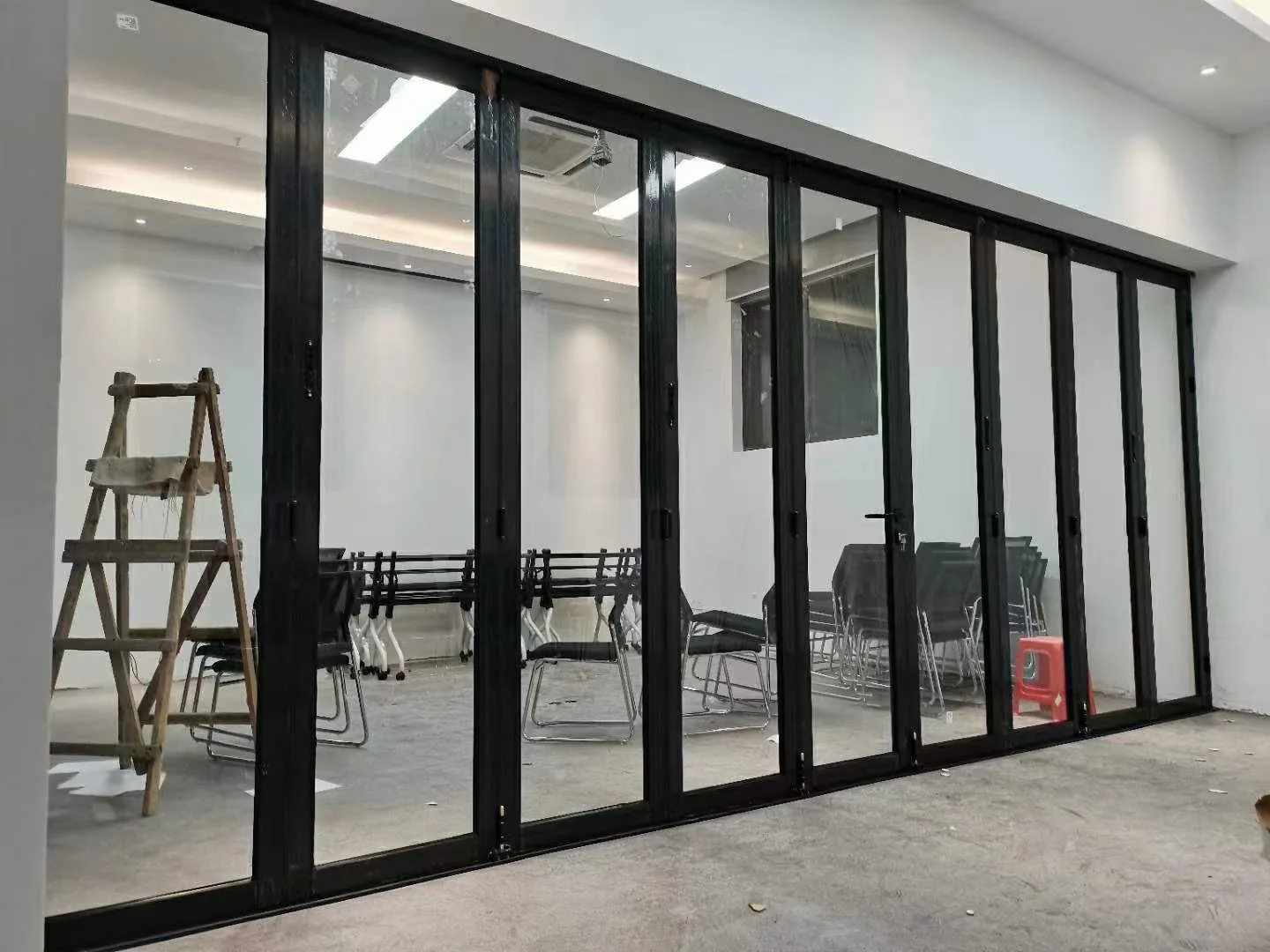 Factory Sale Aluminum Alloy Glass Bi-Fold Patio Door Exterior Folding Balcony Accordion Design for Entry Outdoor Fiberglass