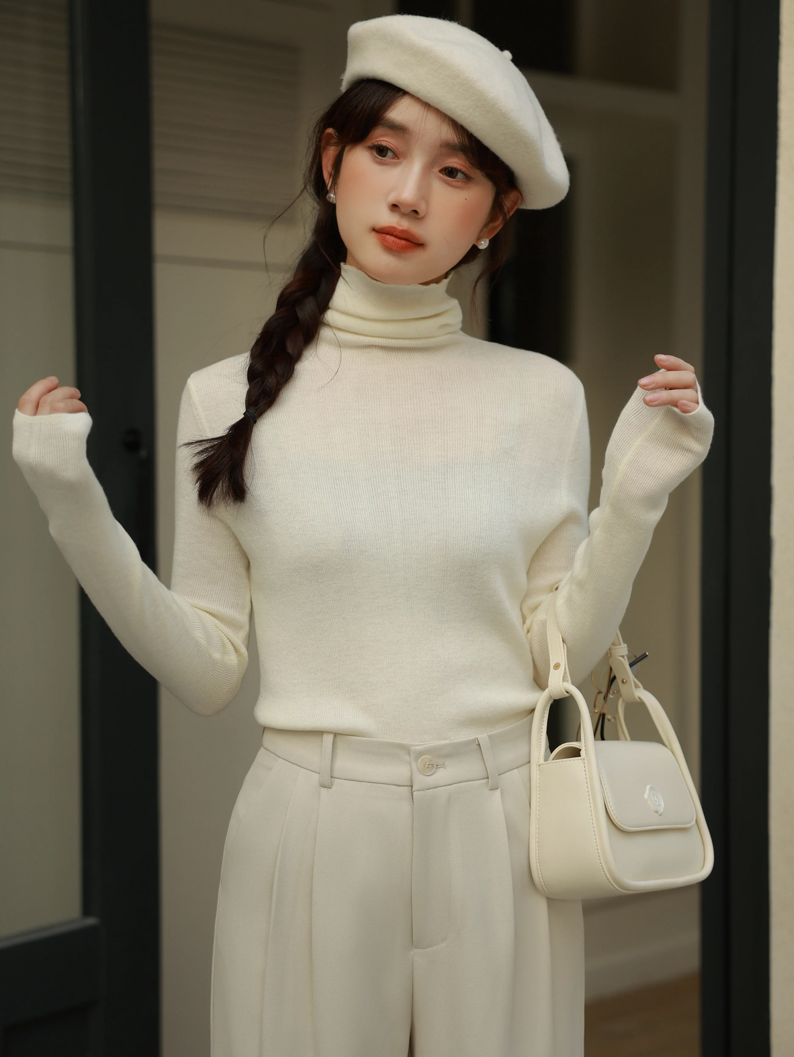 Damski golf, dopasowany krój, miękki, prążkowany, elegancki sweter z wysokim dekoltem, idealny na jesień i wiosnę, podkreślający figurę i lekki, jako warstwa bazowa.