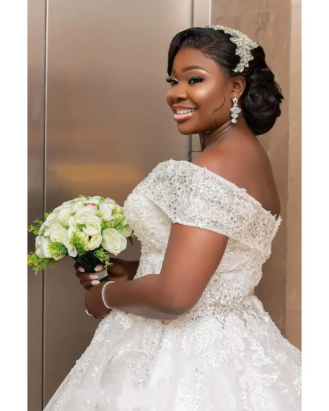 Vestido de novia personalizado, manga casquillo de lujo, cuentas de cristal hinchadas, vestido de novia con cuello en forma de corazón