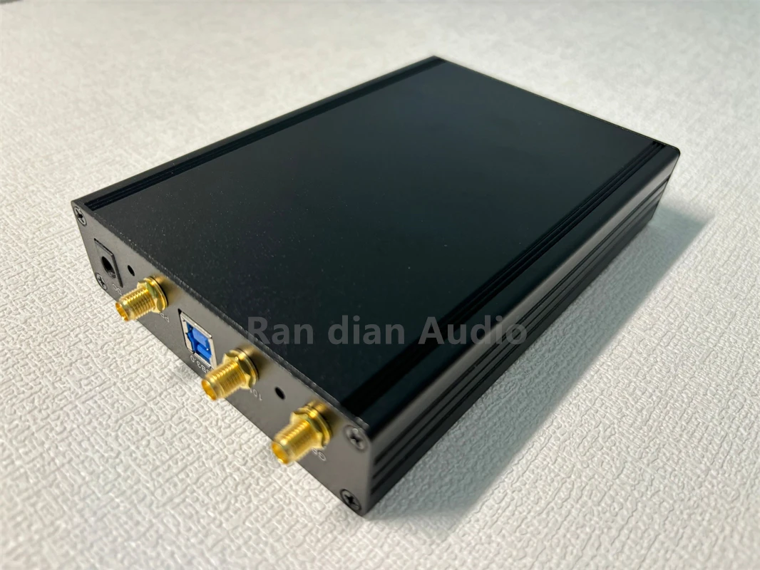 

B200 USRP B210 совместим с оригинальной производительностью версии. 1PPB (0,001PPM) Частота: 70 МГц-6 ГГц AD9361 Двухканальный