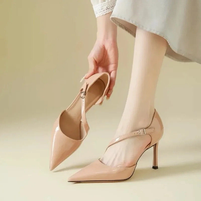 

Элегантные водонепроницаемые босоножки из лакированной кожи на каблуке с перекрестной шнуровкой, вырезами по бокам и заостренным носком, цвет светло-бежевый