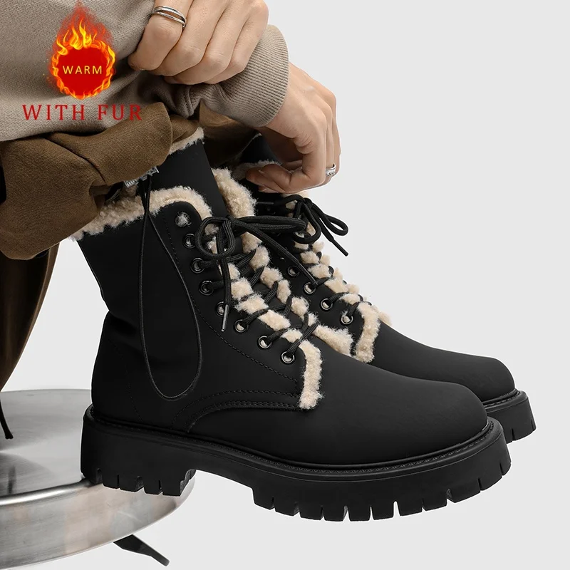 

Новые осенние и зимние мужские ботинки. Новая модная тенденция дизайнера. Тепло на открытом воздухе. Повседневные офисные и деловые черные высокие туфли.