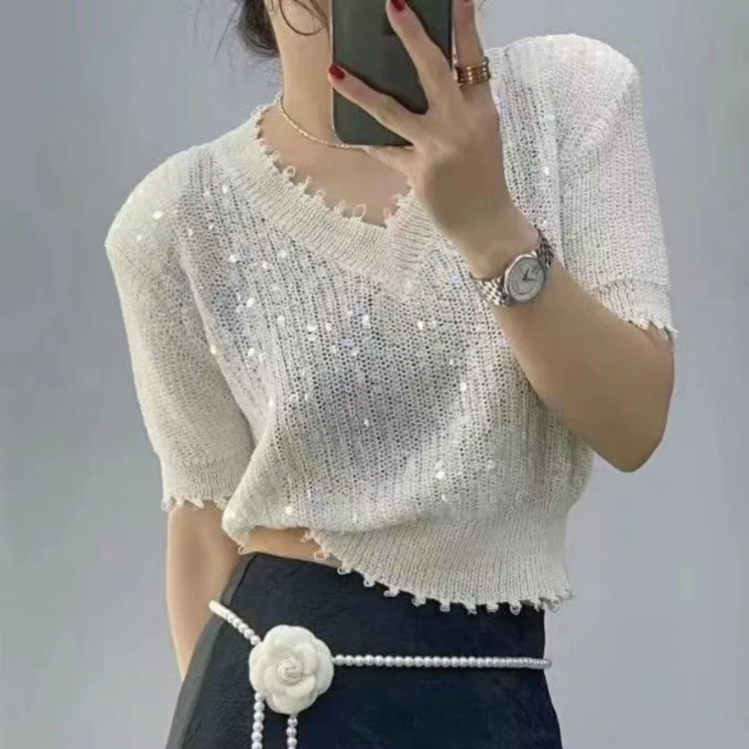 Suéter de punto de Color liso Simple para mujer, jersey de manga corta con cuello en V ajustado con lentejuelas y diseño de nicho, Top dulce a la moda de verano