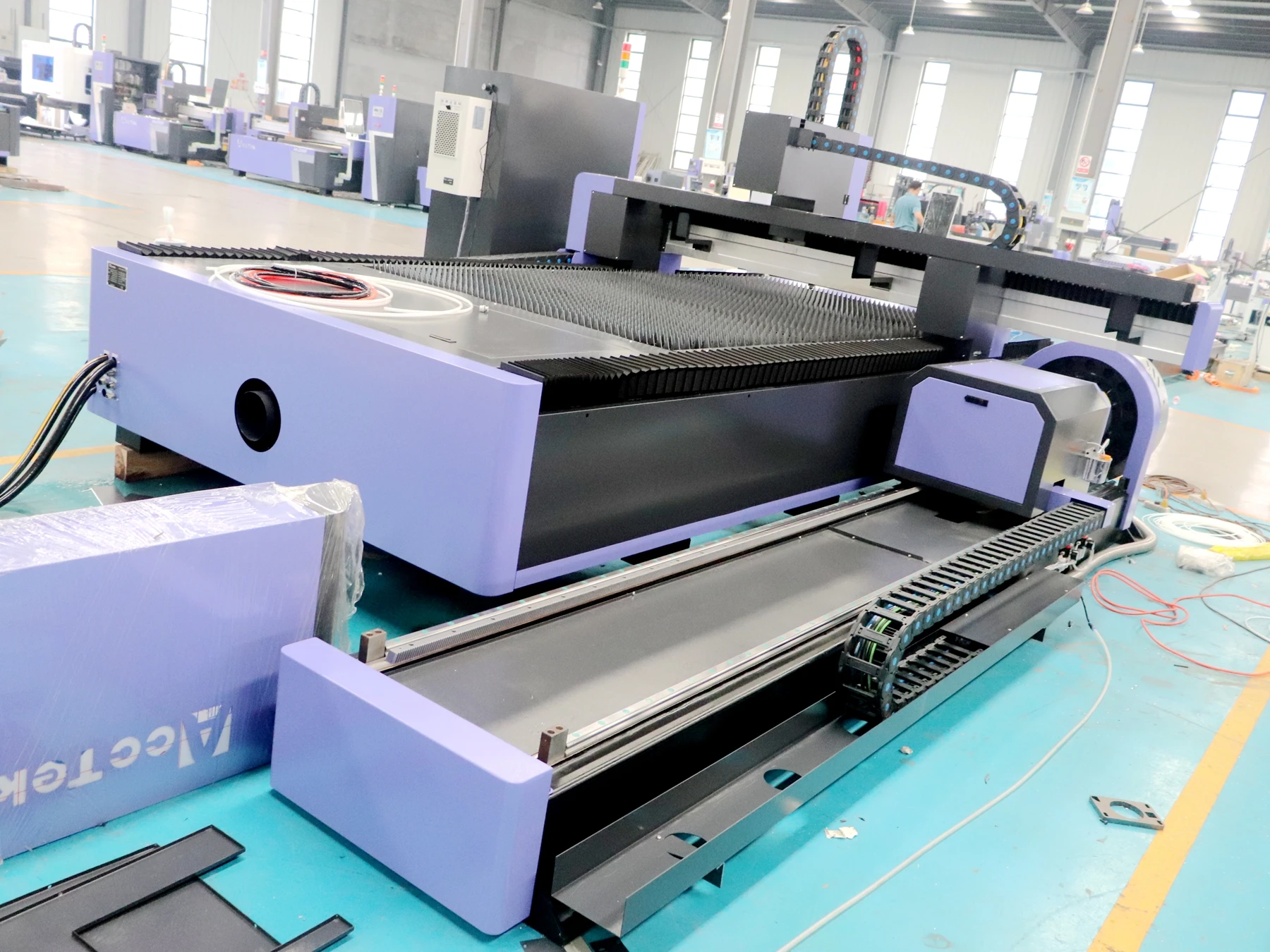 1500*3000mm 1000w IPG fiber laser cutting machine   cnc 12mm thick stainless steel laser cutting machine