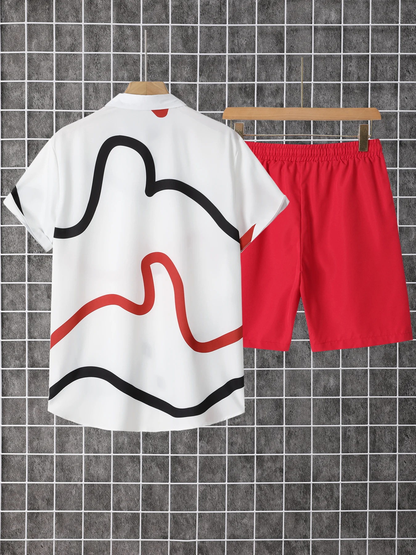 عبوتان، قميص رجالي بأكمام قصيرة وأزرار سفلية مع طية صدر السترة ونمط مطبوع، مقترن بنطال برباط، عصري، كاجوال