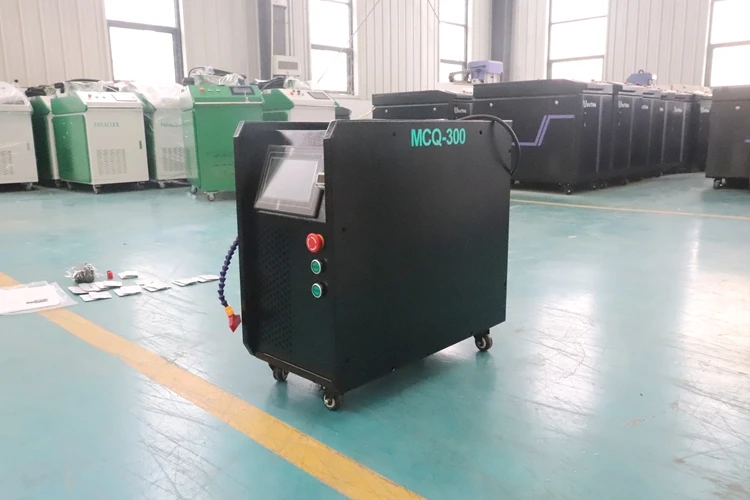 Zdjęcie 5: Przenośna laserowa maszyna czyszcząca o mocy 300W do usuwania plam z metalu i drewna.