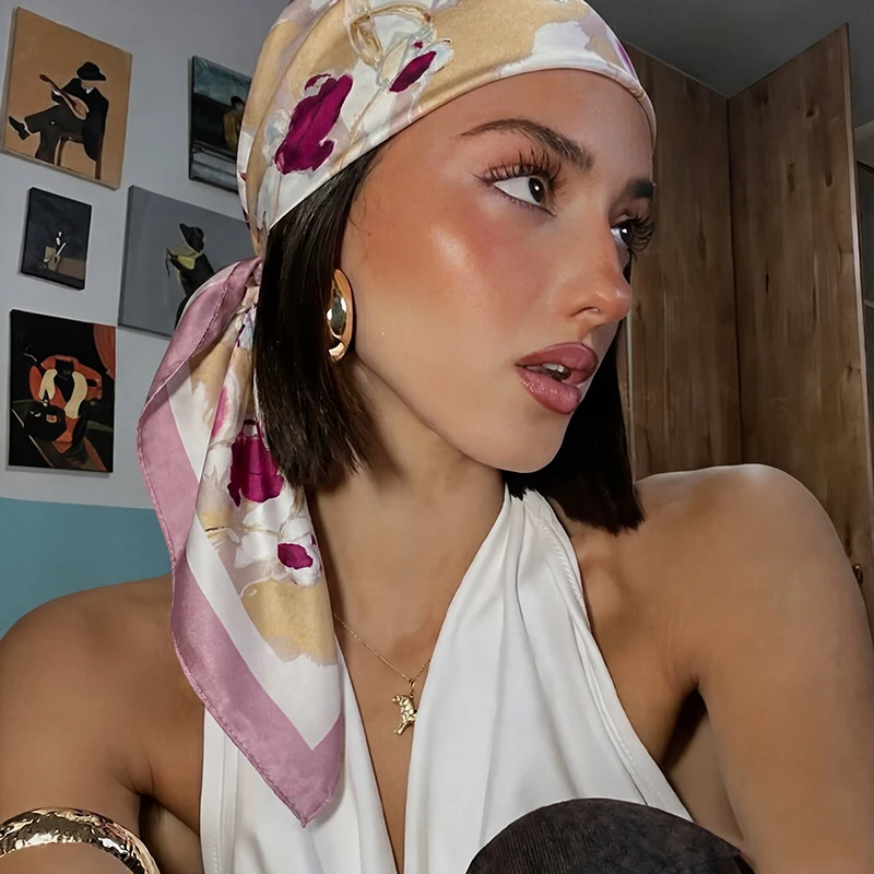 

Artistic Satin Silk Square Scarf Watercolor Tulip Print Hijab Lightweight Bandana for Women Beach Vacation Neck Hair Accessory