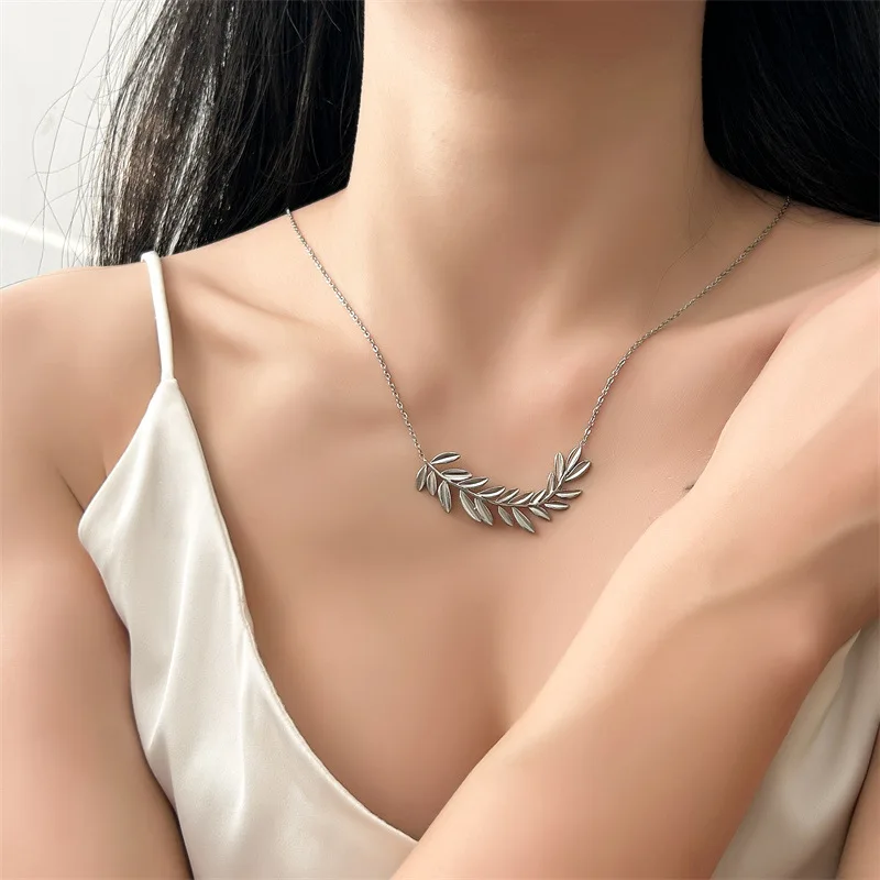 Fashion Niche Leaf Pendant Necklace Titanium Steel Versatile Sweet Girl Temperament Niche Stainless Steel Necklace Dropshipping - Image 2