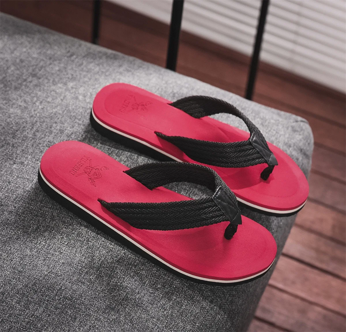 Summer Slippers Men Flip Flops Beach Sandals Non-slip Casual Flat Shoes Slippers Indoor House Shoes for Men Outdoor Slides